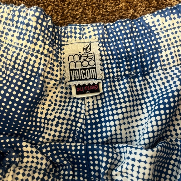 2/$20 Volcom shorts. No size visible, but they fit like a size Large/10 - Picture 2 of 6